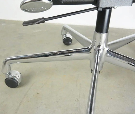 Image 1 of Vitra Eames EA117 Bureaustoel