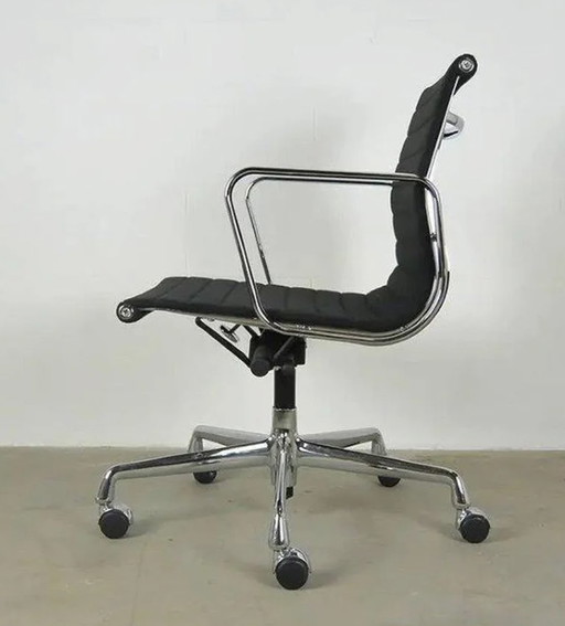 Vitra Eames EA117 Bureaustoel