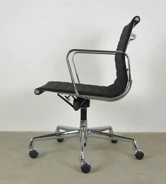 Image 1 of Vitra Eames EA117 Bureaustoel