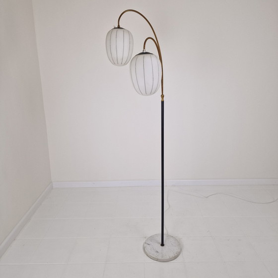 Image 1 of Staande lamp met marmeren voet en opaline glas, Italië 1960'S