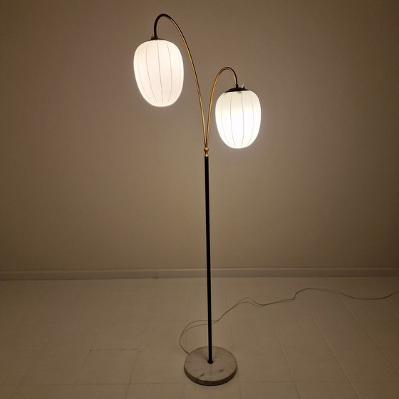 Image 1 of Staande lamp met marmeren voet en opaline glas, Italië 1960'S