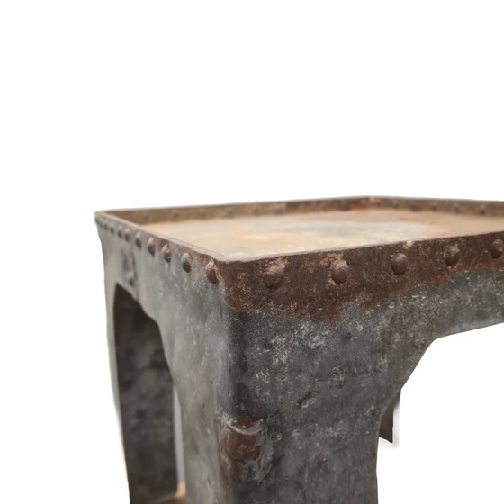 Image 1 of Industriële Genagelde Metalen Bijzettafel, Van Rond 1900