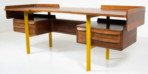 Mid Century-Modern Italiaans houten bureau van notenhout en metaal, Italië, 1960