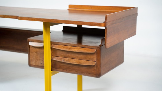Image 1 of Mid Century-Modern Italiaans houten bureau van notenhout en metaal, Italië, 1960
