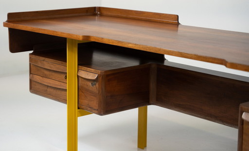 Mid Century-Modern Italiaans houten bureau van notenhout en metaal, Italië, 1960