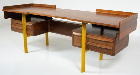 Image 1 of Mid Century-Modern Italiaans houten bureau van notenhout en metaal, Italië, 1960