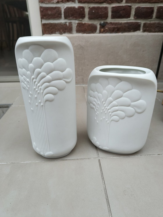 Image 1 of Twee Witte Porseleinen Vazen Kaiser Manfred Frey