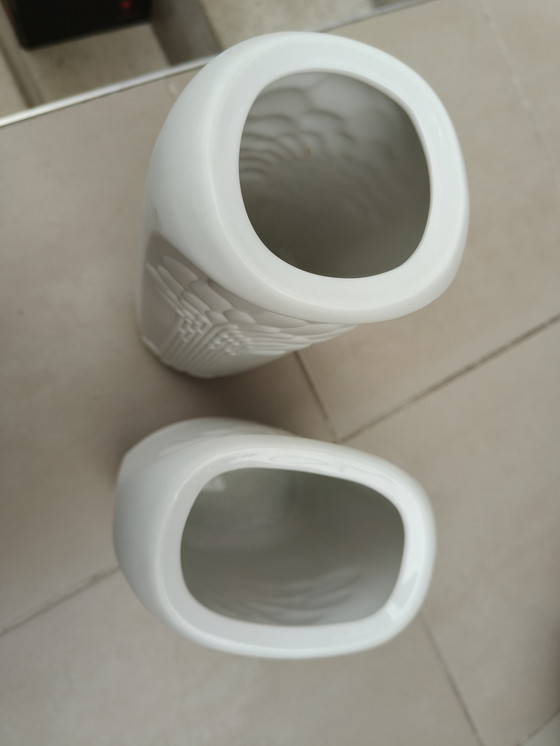 Image 1 of Twee Witte Porseleinen Vazen Kaiser Manfred Frey