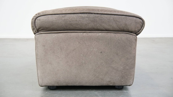 Image 1 of Grijze Vintage Lederen Elementen Design Bank + Hocker