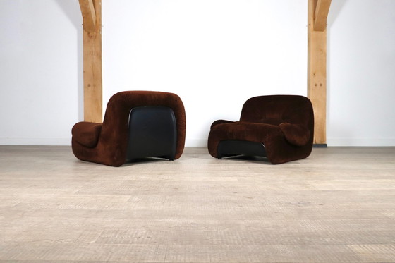 Image 1 of 2x 1P 'Malù' loungestoelen in Bruin corduroy bekleding door Diego Mattu