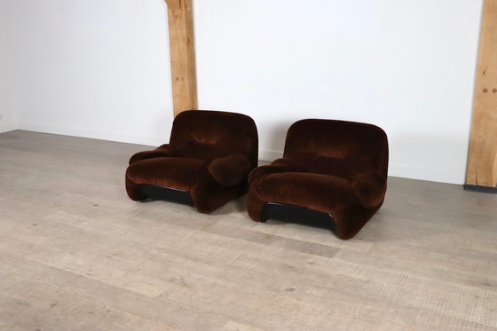 Image 1 of 2x 1P 'Malù' loungestoelen in Bruin corduroy bekleding door Diego Mattu