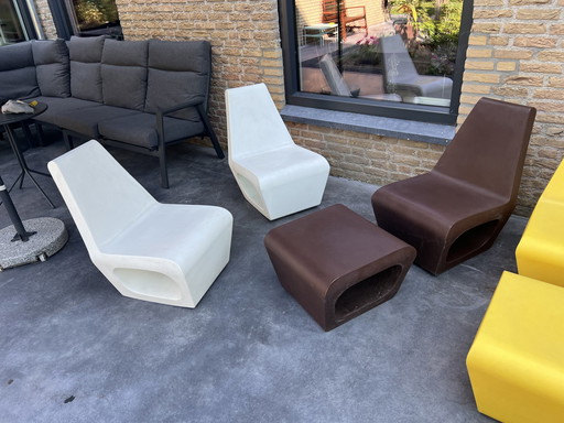 4x Wiel Arets Kunststof Tuinstoelen En 2x Hockers