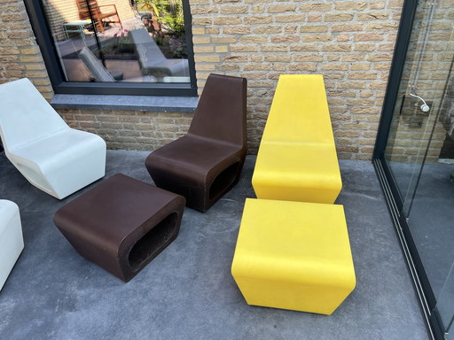 4x Wiel Arets Kunststof Tuinstoelen En 2x Hockers