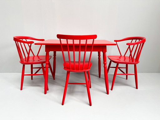 Vintage set van 3 Mid Century rood gelakte stoelen met tafel