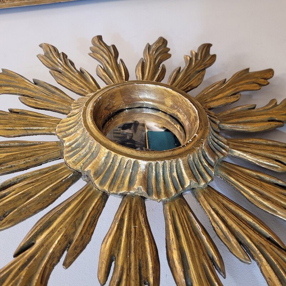 Image 1 of Vintage convexe spiegel met een bewerkte en vergulde houten lijst in de vorm van een zon, Frankrijk 1930