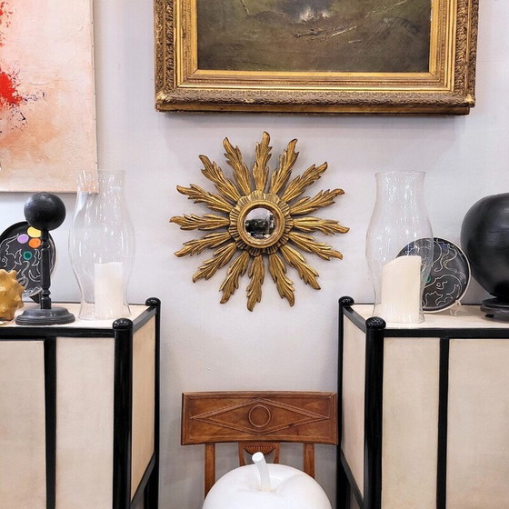 Image 1 of Vintage convexe spiegel met een bewerkte en vergulde houten lijst in de vorm van een zon, Frankrijk 1930