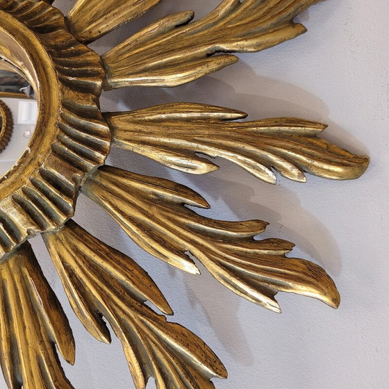 Image 1 of Vintage convexe spiegel met een bewerkte en vergulde houten lijst in de vorm van een zon, Frankrijk 1930