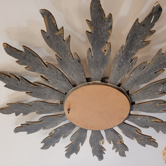 Image 1 of Vintage convexe spiegel met een bewerkte en vergulde houten lijst in de vorm van een zon, Frankrijk 1930