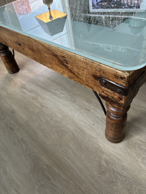 Indische Salontafel Met Glazen Blad Op Ijzeren Netwerk