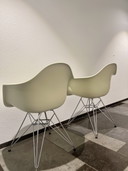 2X Vitra Eames Dar Stoel