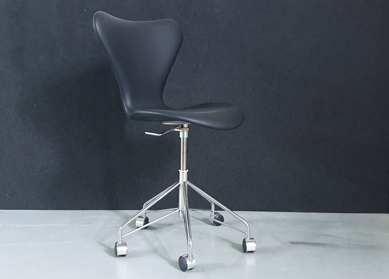 Image 1 of Fritz Hansen 3117 Series 7 door Arne Jacobsen