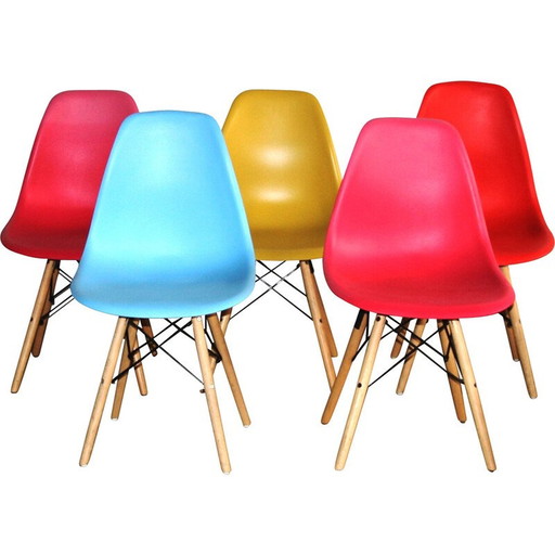 Set van 5 vintage kuipstoelen en gekleurde plastic stoelen