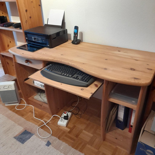 Een houten computerbureau met planken en een uitschuifbaar toetsenbordblad