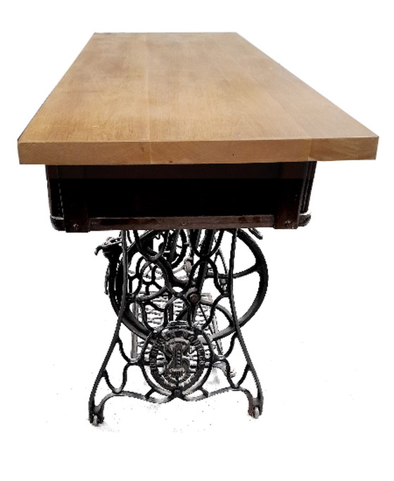 Image 1 of Tafel Uit Naaimachineframe