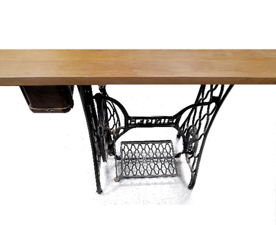 Image 1 of Tafel Uit Naaimachineframe