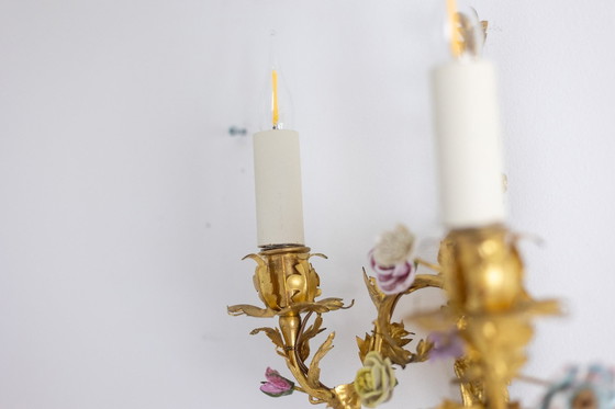 Image 1 of Paar bronzen wandlampen versierd met bloemen. Circa 1880.