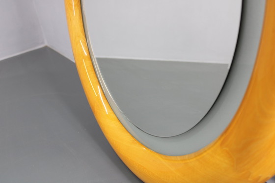 Image 1 of 1970S Italiaanse ronde spiegel in houten frame met licht