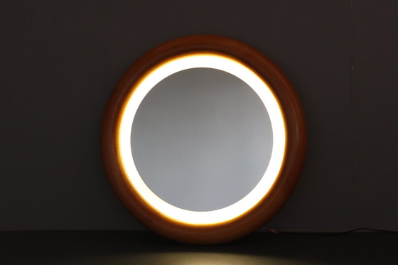 Image 1 of 1970S Italiaanse ronde spiegel in houten frame met licht