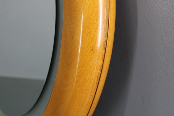 Image 1 of 1970S Italiaanse ronde spiegel in houten frame met licht