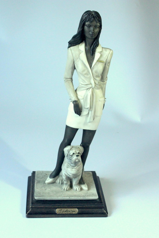 Beeldhouwwerk van M. Salvestrini - figuur - dame met hond - keramiek op houten sokkel - gemerkt - Vintage