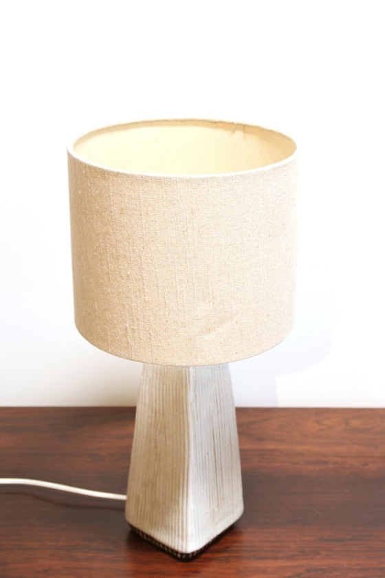 Image 1 of Scandinavisch design getextureerde tafellamp van Stengods