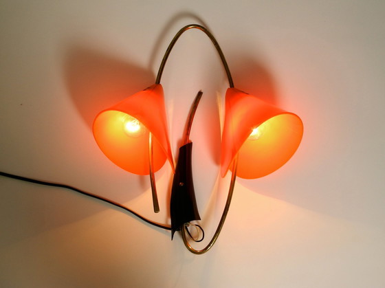 Image 1 of Prachtige grote Italiaanse Mid Century Moderne Messing Wandlamp Met Oranje Acryl Glazen Kappen