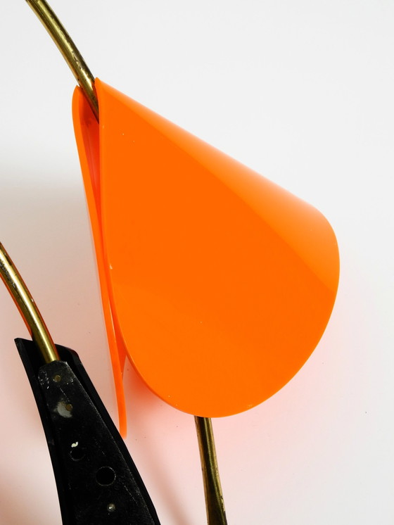 Image 1 of Prachtige grote Italiaanse Mid Century Moderne Messing Wandlamp Met Oranje Acryl Glazen Kappen