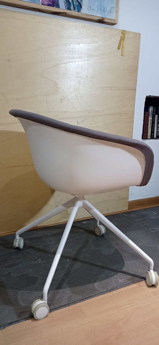 Image 1 of ARPER Duna 02 fauteuil op wielen in lichtgrijs Kvard Wol van Studio LAM