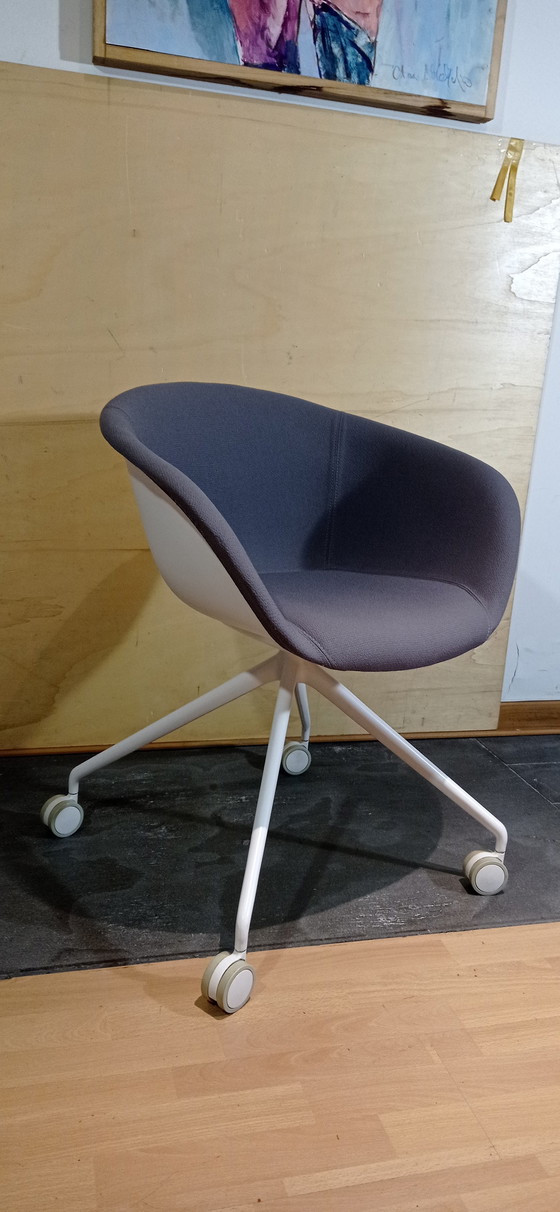 Image 1 of ARPER Duna 02 fauteuil op wielen in lichtgrijs Kvard Wol van Studio LAM