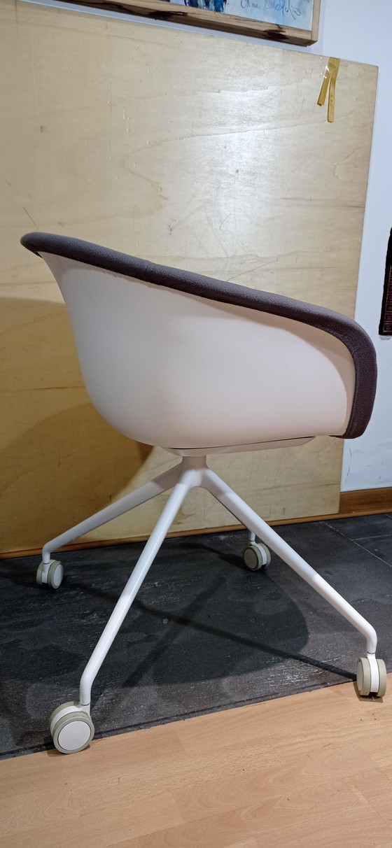 Image 1 of ARPER Duna 02 fauteuil op wielen in lichtgrijs Kvard Wol van Studio LAM