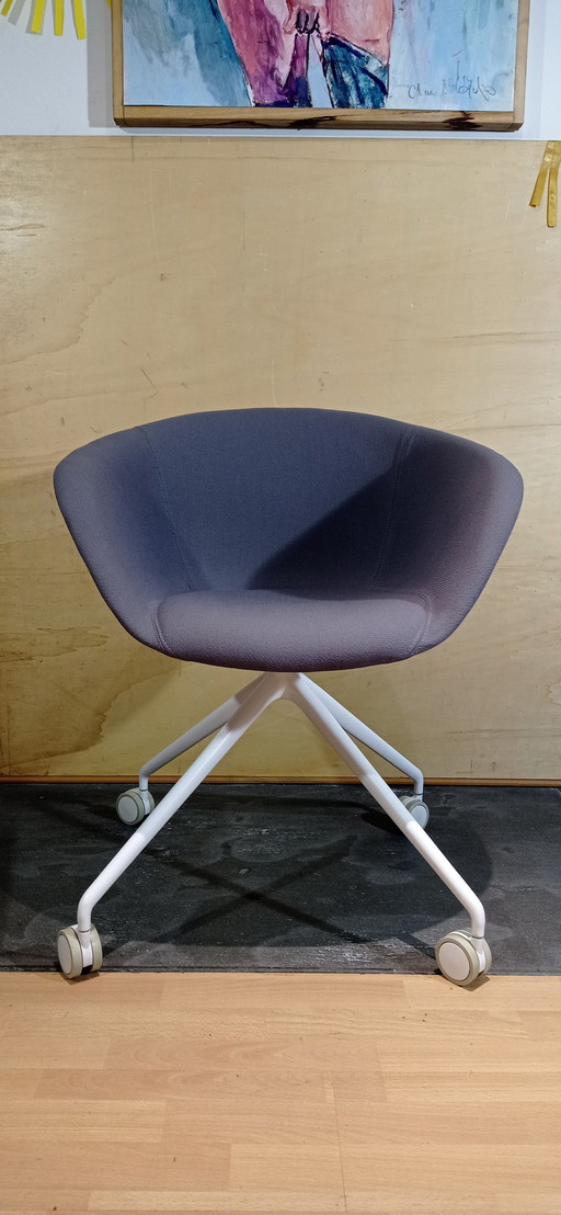 ARPER Duna 02 fauteuil op wielen in lichtgrijs Kvard Wol van Studio LAM