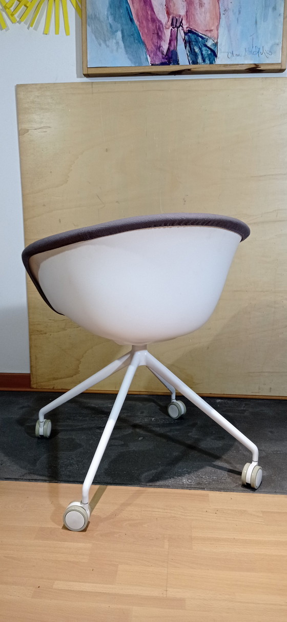 Image 1 of ARPER Duna 02 fauteuil op wielen in lichtgrijs Kvard Wol van Studio LAM