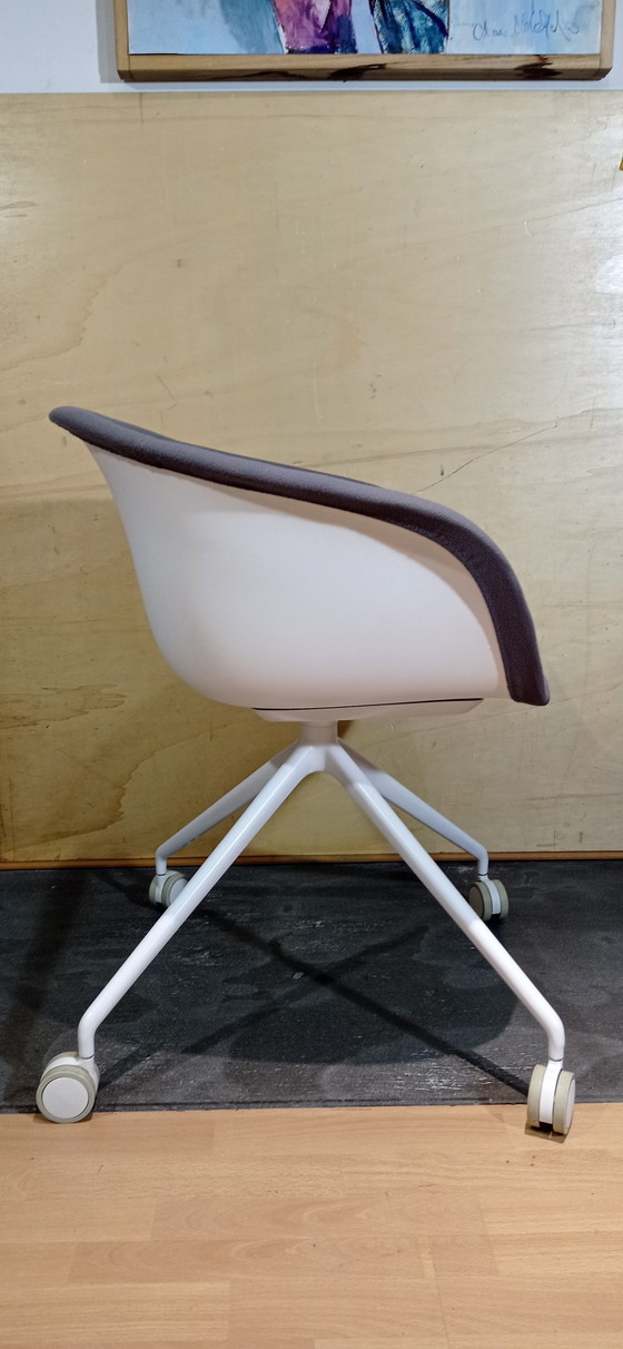 Image 1 of ARPER Duna 02 fauteuil op wielen in lichtgrijs Kvard Wol van Studio LAM