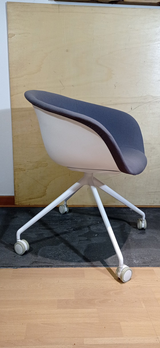 Image 1 of ARPER Duna 02 fauteuil op wielen in lichtgrijs Kvard Wol van Studio LAM