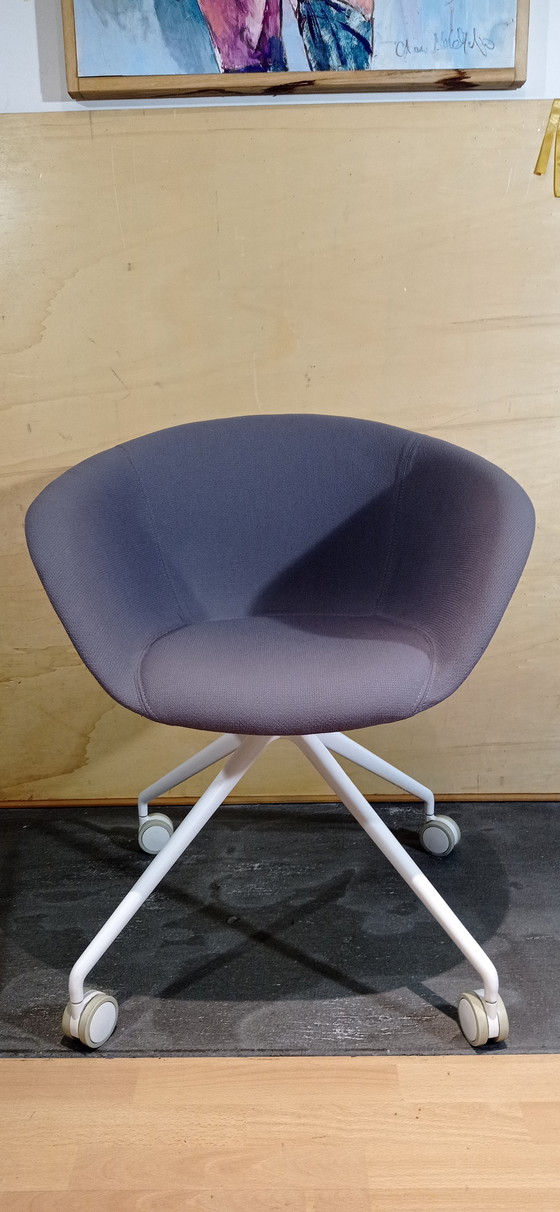 Image 1 of ARPER Duna 02 fauteuil op wielen in lichtgrijs Kvard Wol van Studio LAM