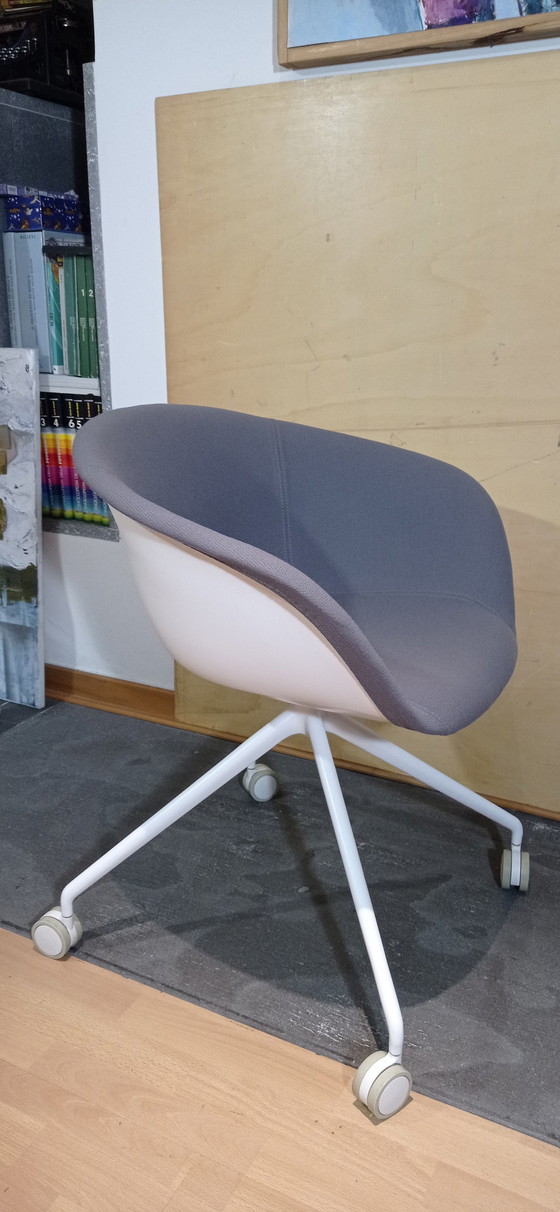 Image 1 of ARPER Duna 02 fauteuil op wielen in lichtgrijs Kvard Wol van Studio LAM