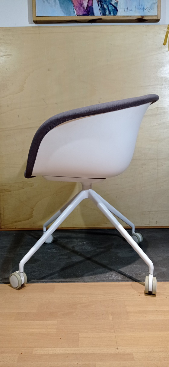 Image 1 of ARPER Duna 02 fauteuil op wielen in lichtgrijs Kvard Wol van Studio LAM