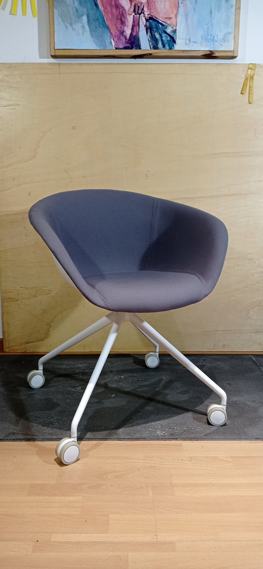 ARPER Duna 02 fauteuil op wielen in lichtgrijs Kvard Wol van Studio LAM