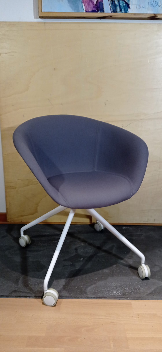 Image 1 of ARPER Duna 02 fauteuil op wielen in lichtgrijs Kvard Wol van Studio LAM