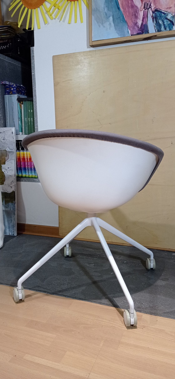 Image 1 of ARPER Duna 02 fauteuil op wielen in lichtgrijs Kvard Wol van Studio LAM